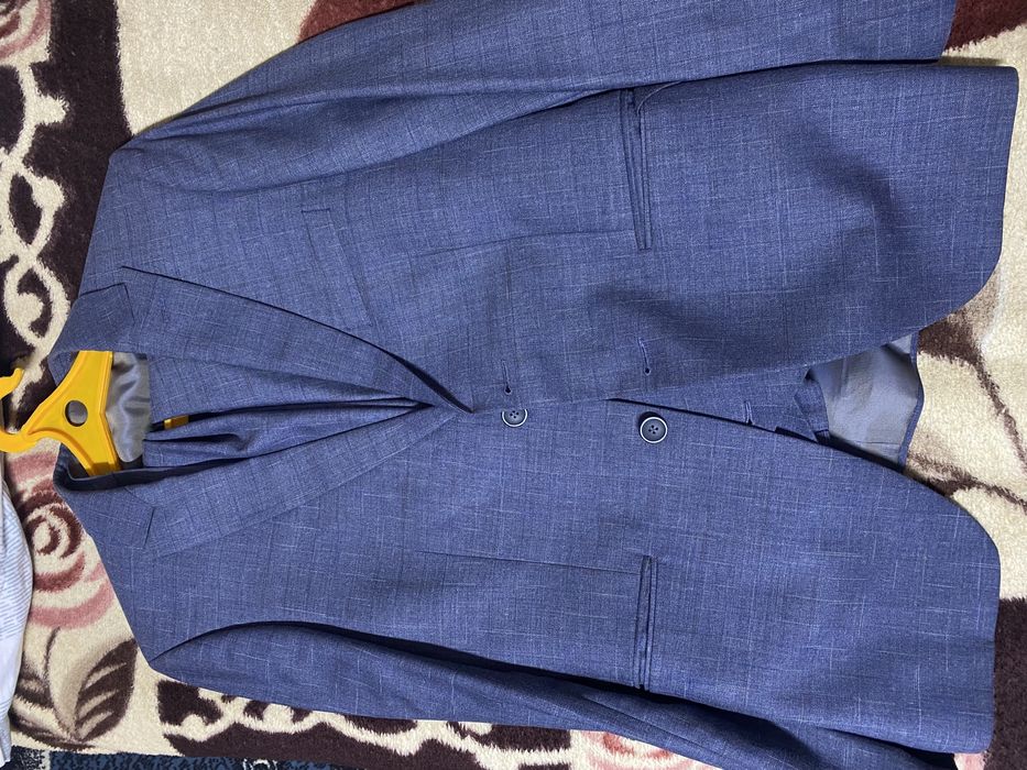 синий костюм тройка