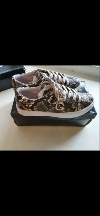 Кеды от бренда,,Guess "