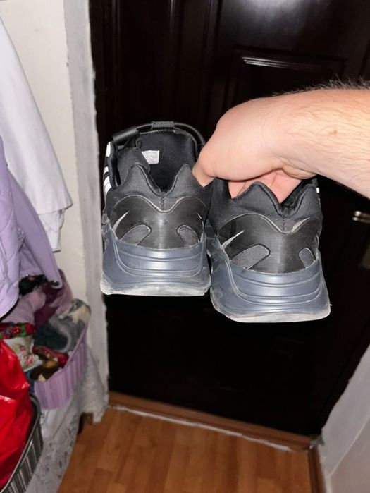 Yeezy 700 mnvn triple black