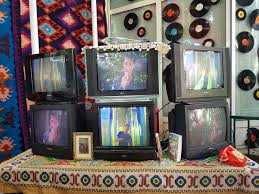 Inchiriere Montaj Evenimente Spectacole Videoclipuri Teatru Scenografire CRT WALL Perete Televizoare TV Retro Gaming Jocuri Lan Party Console Decoruri