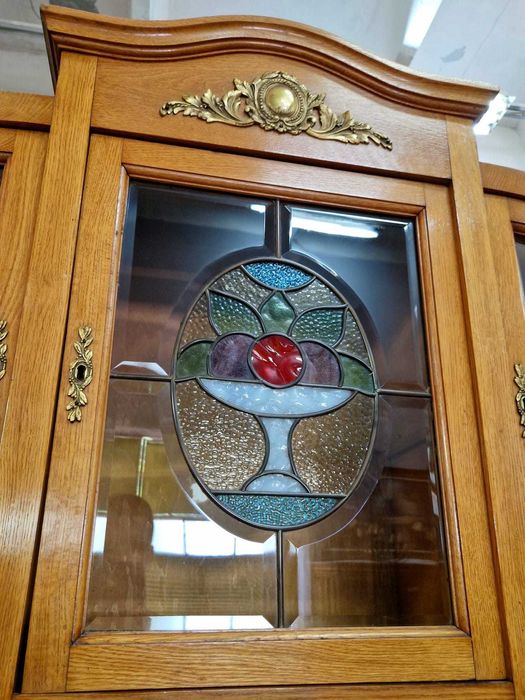 Дъбова витрина с интарзия и цветен витраж, налични два броя