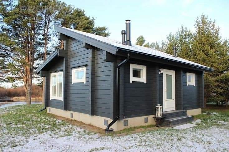 Case modulare pe structură metalică învelite cu panouri sandwich