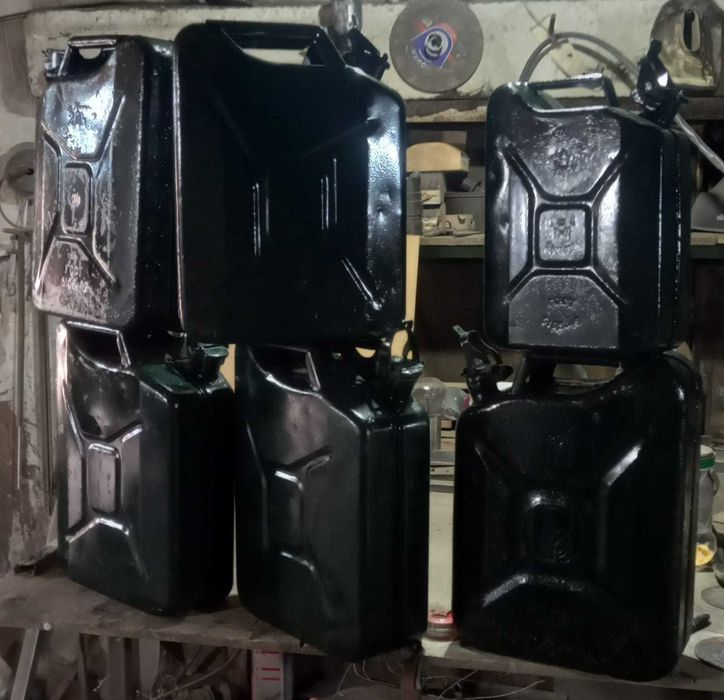 Продаются 20 литровые канистры.