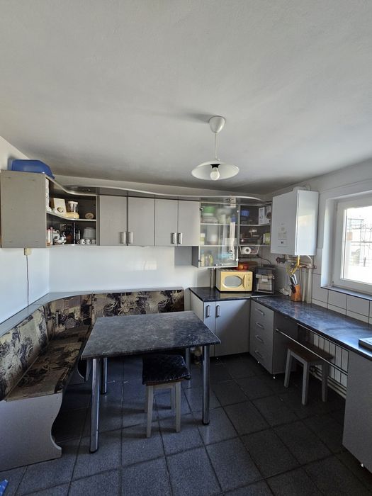 Se vinde mobilă de bucătărie inclusiv si colțarul.