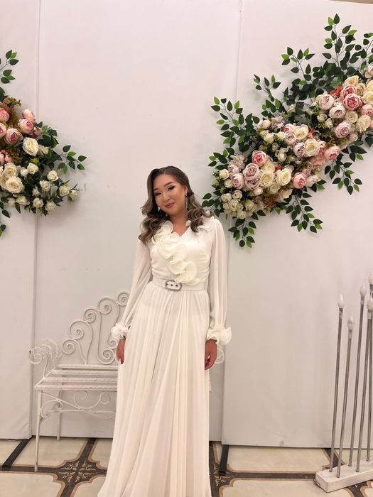 Белое платье цветочный