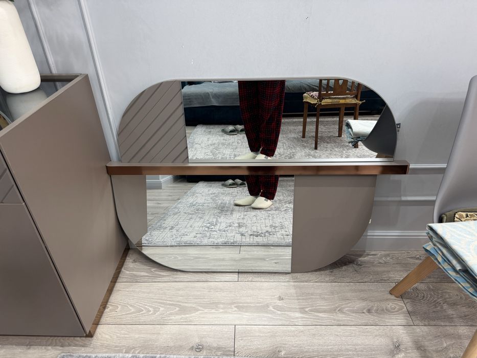 Комод с зеркалом