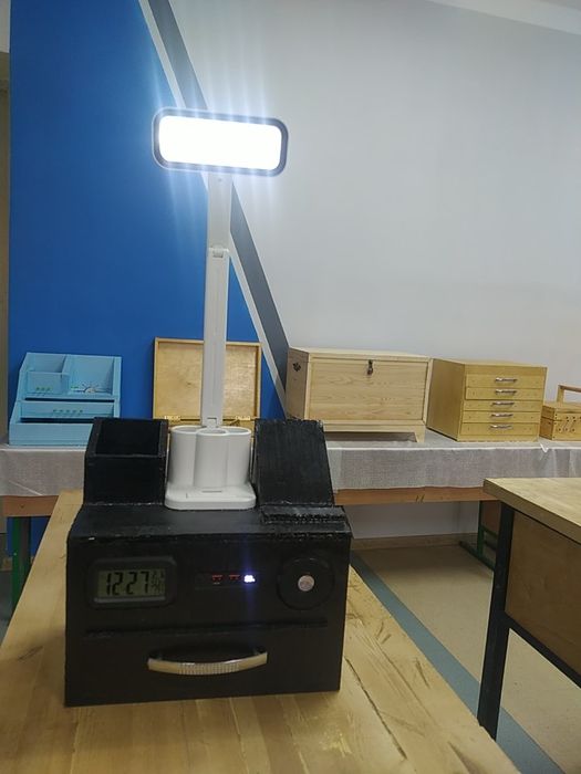 Koʻp funksiali stol lampasi ajoyib olgn odam mazza qiladi