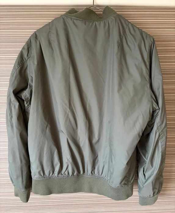 Продам: Куртка-бомбер Uniqlo
