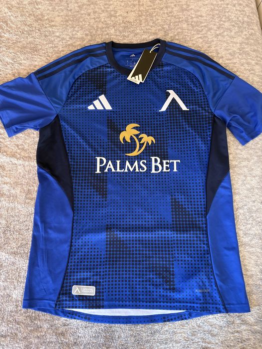 Нова фланелка на Левски