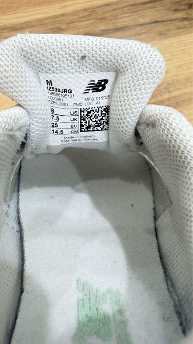 Правый кроссовок New Balance