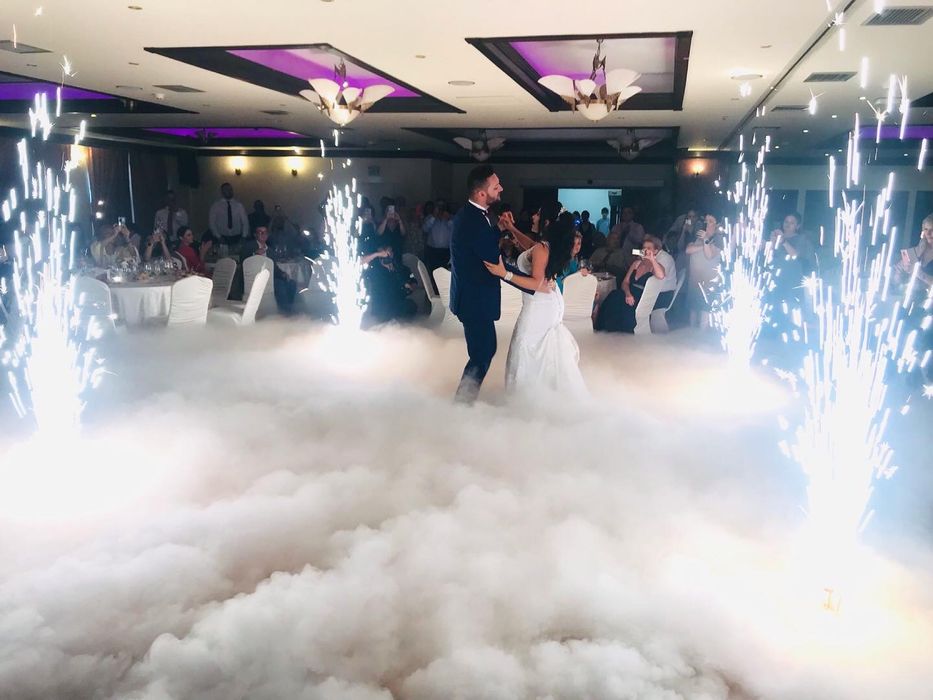 Artificii si fum greu la dansul mirilor