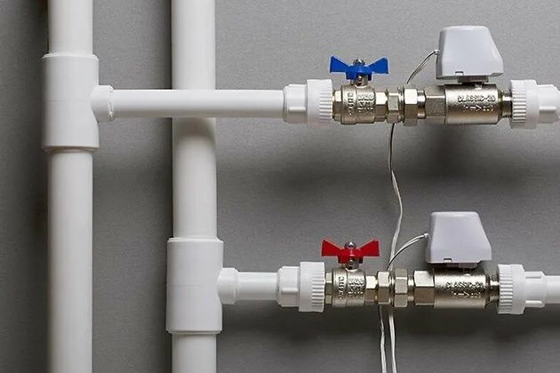Монтаж пластиковых труб отопления дома