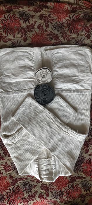 Продаётся кимоно + 1 пояс.