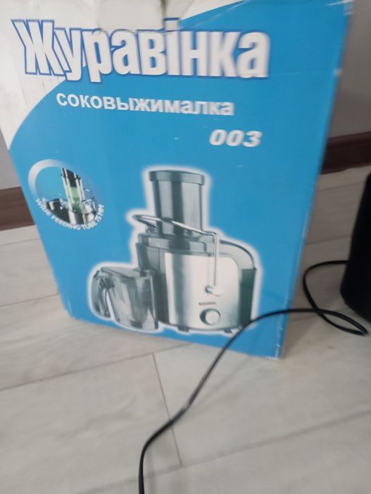 Соковыжималка  отлично выжимает сок