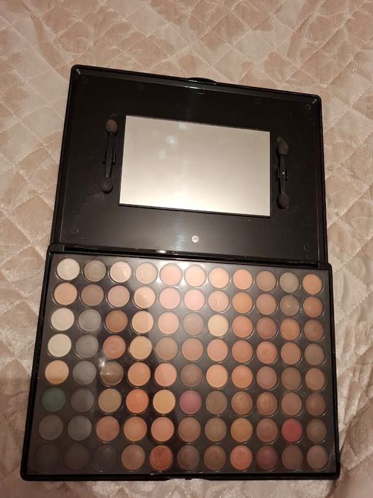 Продам новые профессиональные тени