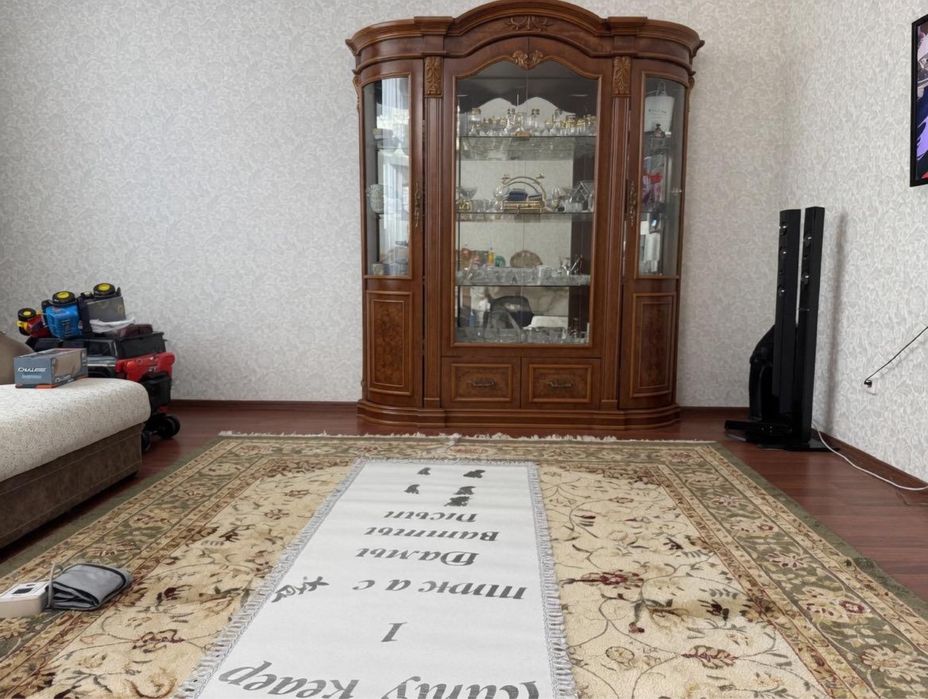 Продам витрину для посуды