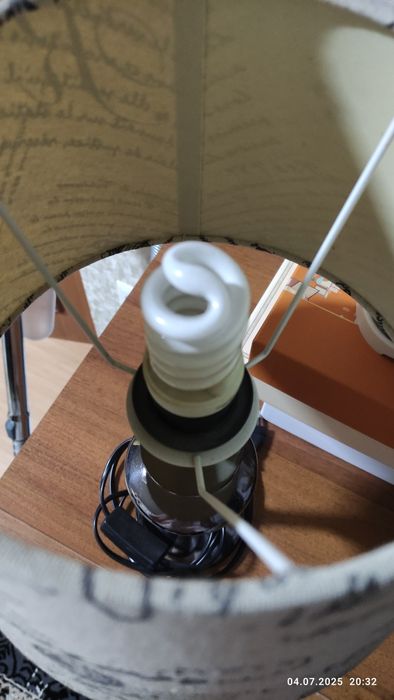 Продам настольную лампу