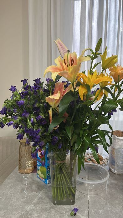 Свежие цветочки, лилии, колокольчики, розы