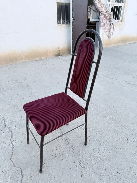 Прочный стул из металла