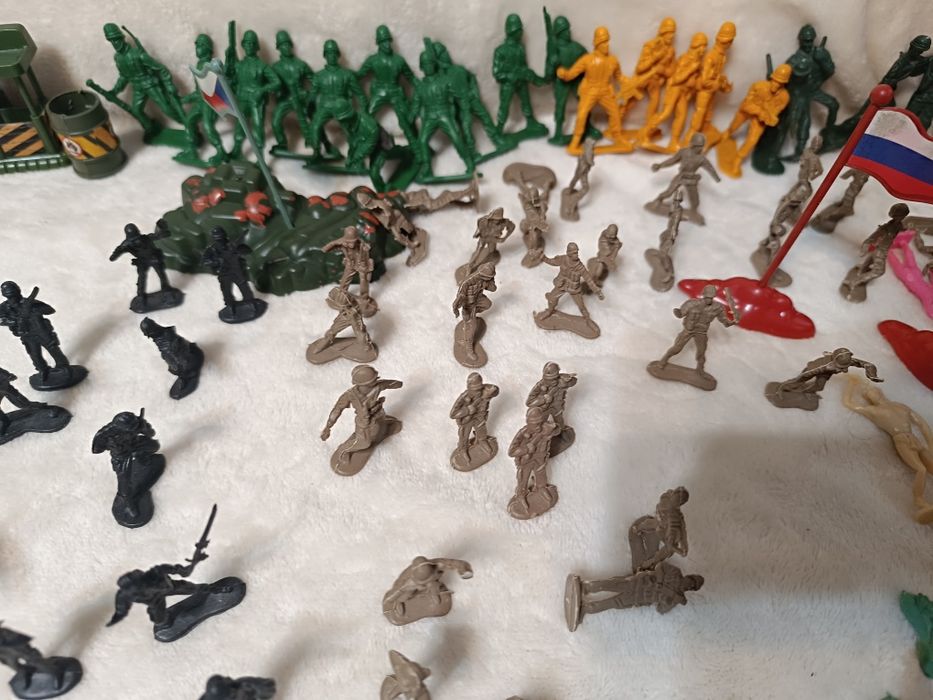 Наборы солдатиков.