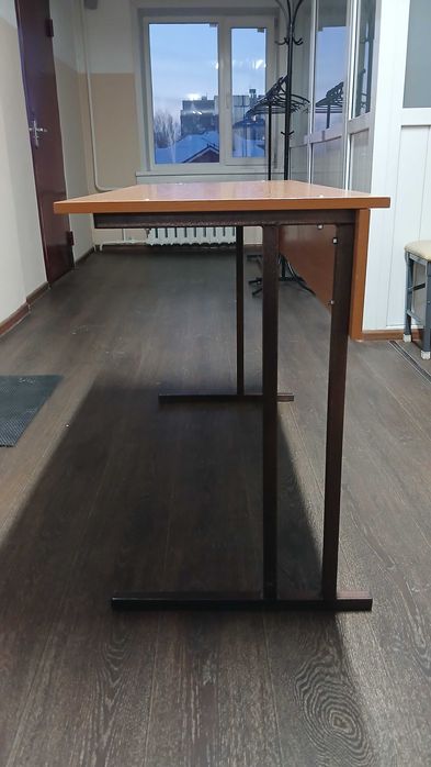 Школьные парты в комплекте со стульями