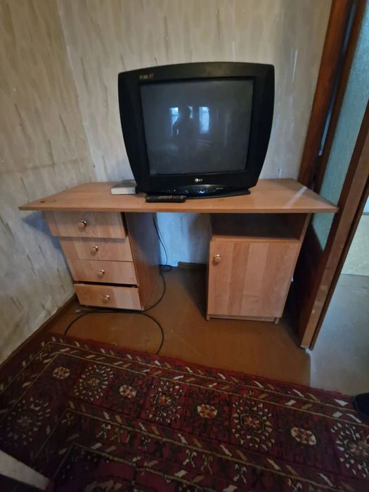 Продам телевизор и стол