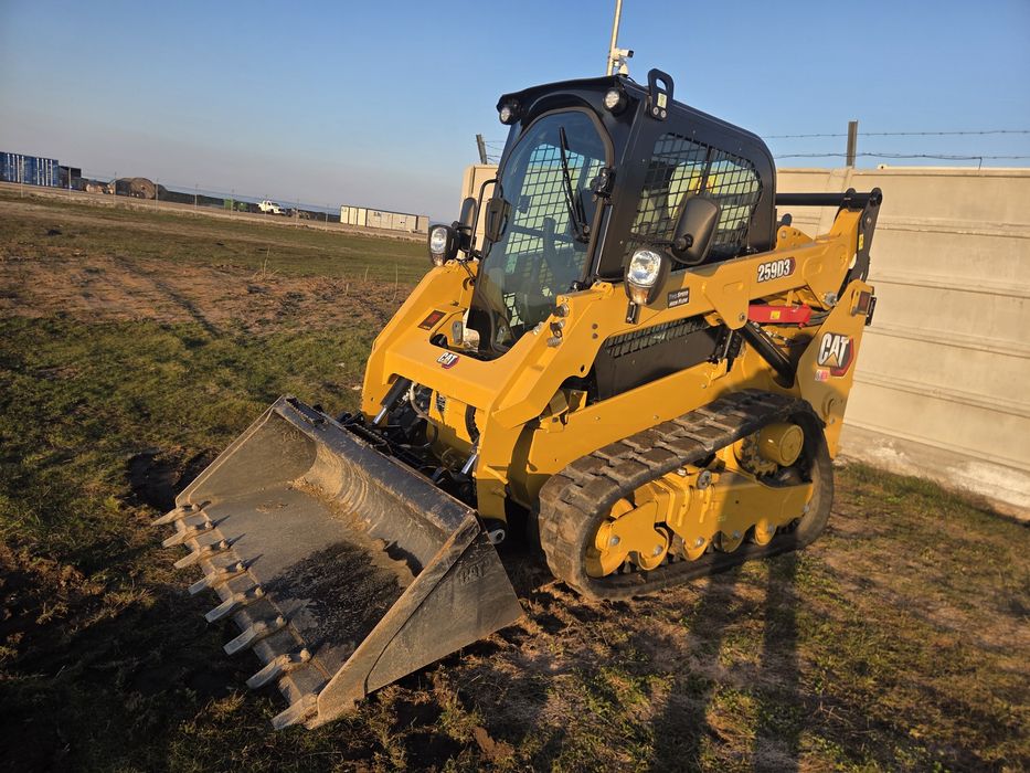 Închiriere Mini Încărcător Șenilat Caterpillar – Servicii Profesionale