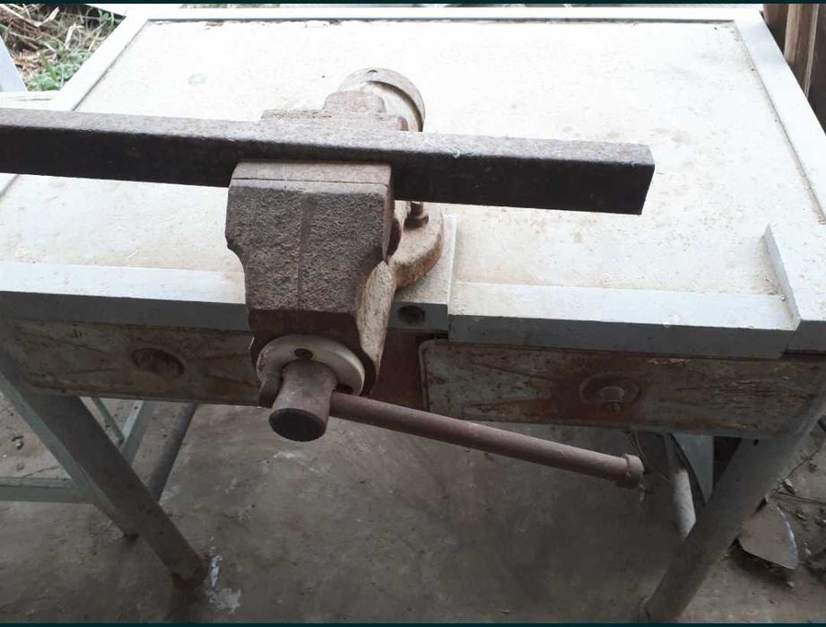 Стол слесарный с тисками