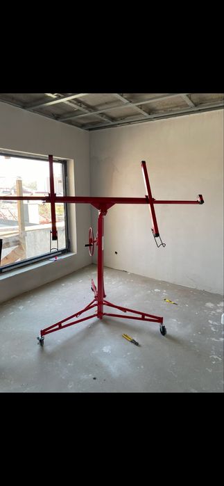 Vand diferite scule pentru constructii