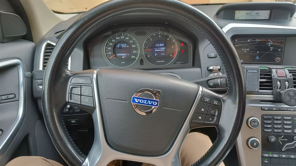 Volvo XC60 2.4D FWD 175CP  Automată  Bi-Xenon  Family Pack