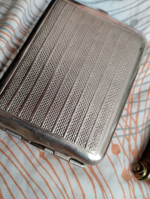 Два броя стари табакери продават се заедно з