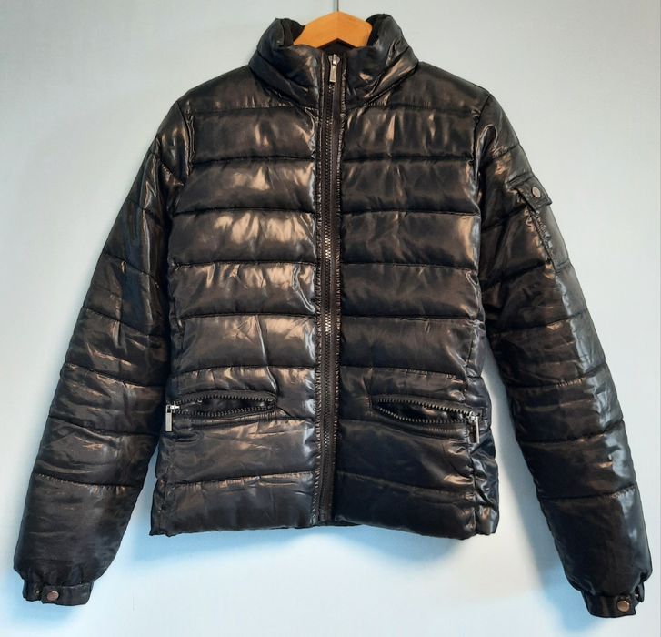 Дебело черно яке с цип, сранично 2 джоба с цип, и висока полуяка.