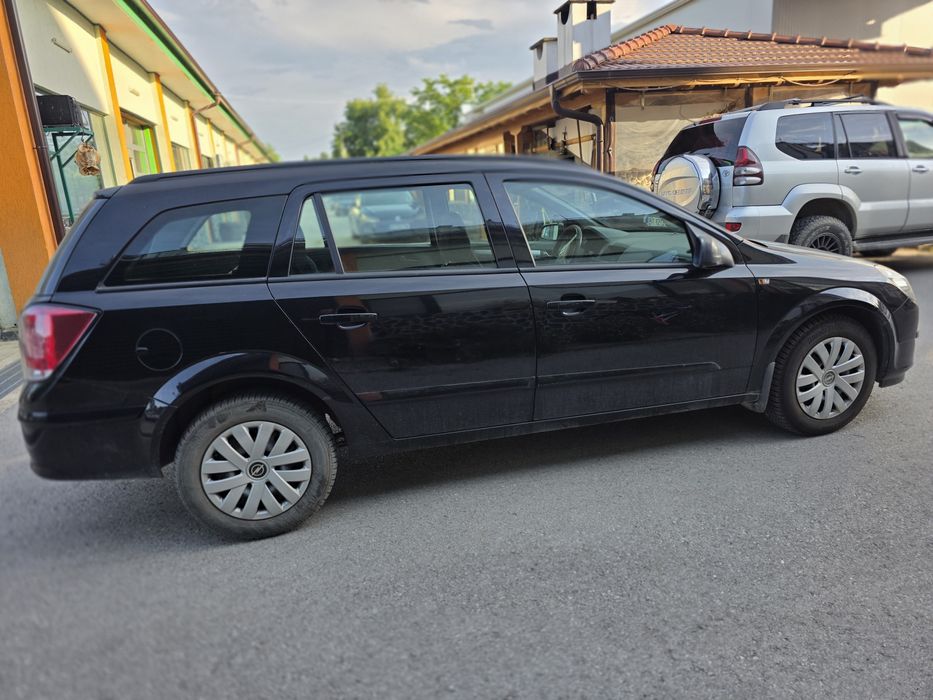 Opel Astra  черна