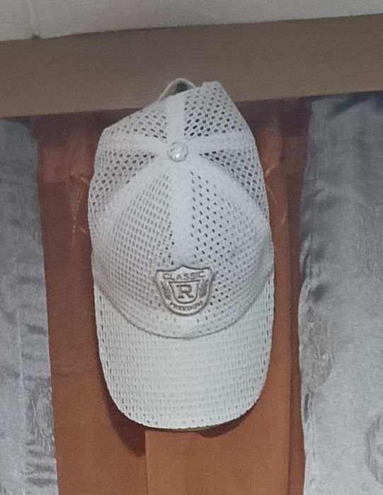 Vând șapcă albă nouă