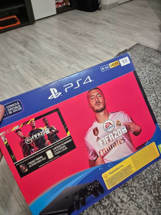 Vand PS4 + 2  Controllere +2 jocuri