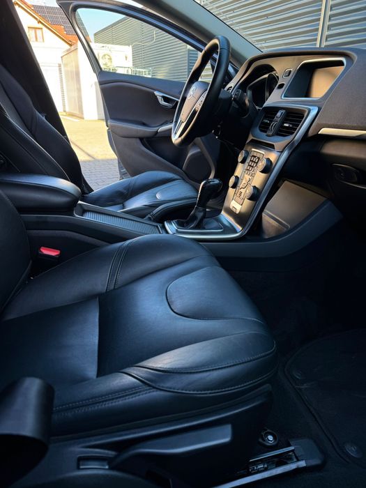 VOLVO v40 2.0L Diesel 2016