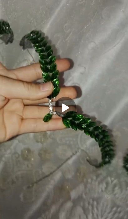 Yashil toshlar bilan ishlangan gózal Diadema