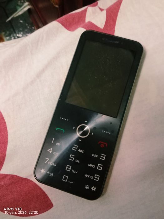 iPhone 14 madeli koʻrinishida knopkali telefon.