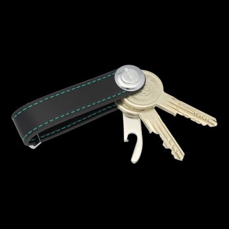 Фен артикули на Mercedes: флашка, ключодържател и лятна шапка