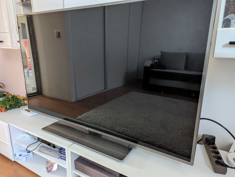 LG Smart TV  diagonala 140 cm , defect