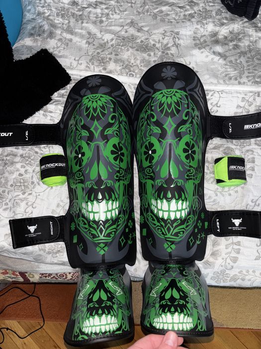 Pachet kickbox ( tibiere + manusi+ bandaj+ short MMA)