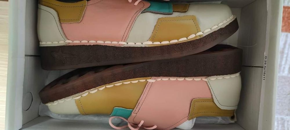 Чисто нови обувки от естествена кожа