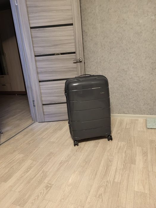 Продам новый чемодан