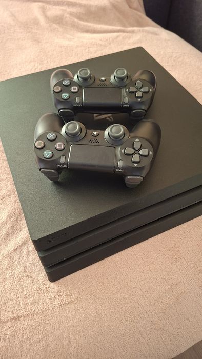 Vind ps4 pro 1tb  Stare excelentă cu 3 jocuri