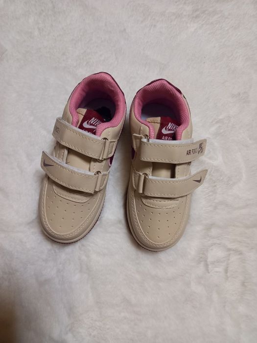 Adidași Nike cu arici