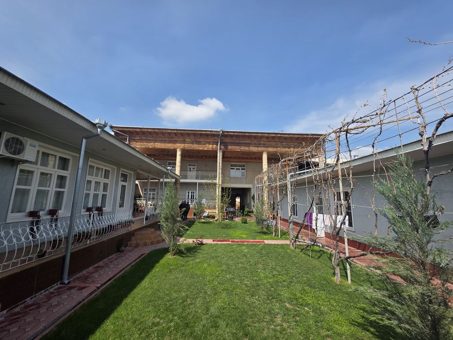 Кибрай Уймовут маҳалласида 8 хона 7 сотихли уй сотилади.