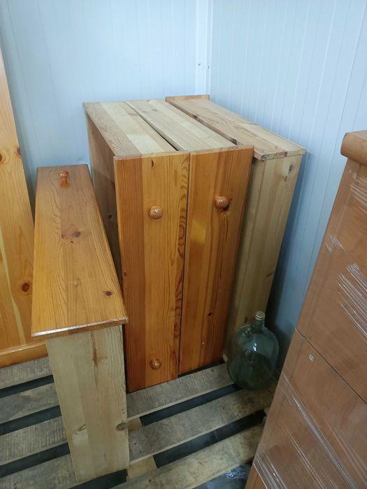 Продавам легло персон и половина и мебели