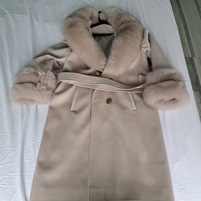 Луксозно палто от кашмир и сваляща яка от лисица.