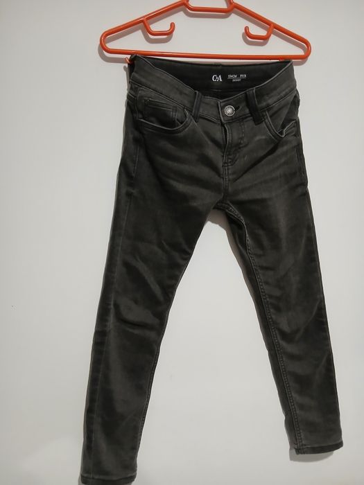 Pantaloni blugi C&A copii 8-10 ani stare perfecta.
Dimensiuni
- c