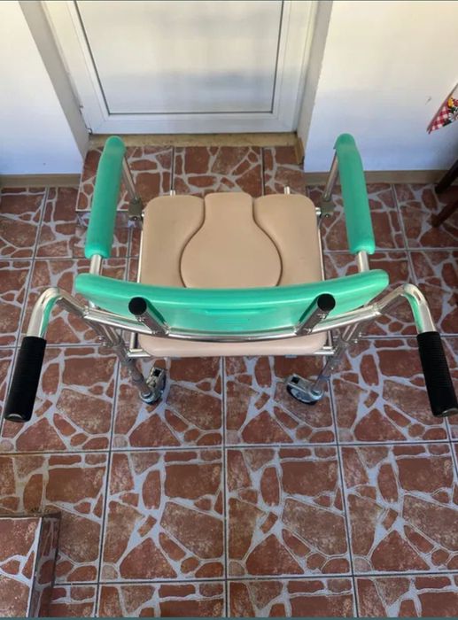 Carucior cu rotile tip scaun toaleta WC - persoane cu dizabilități
